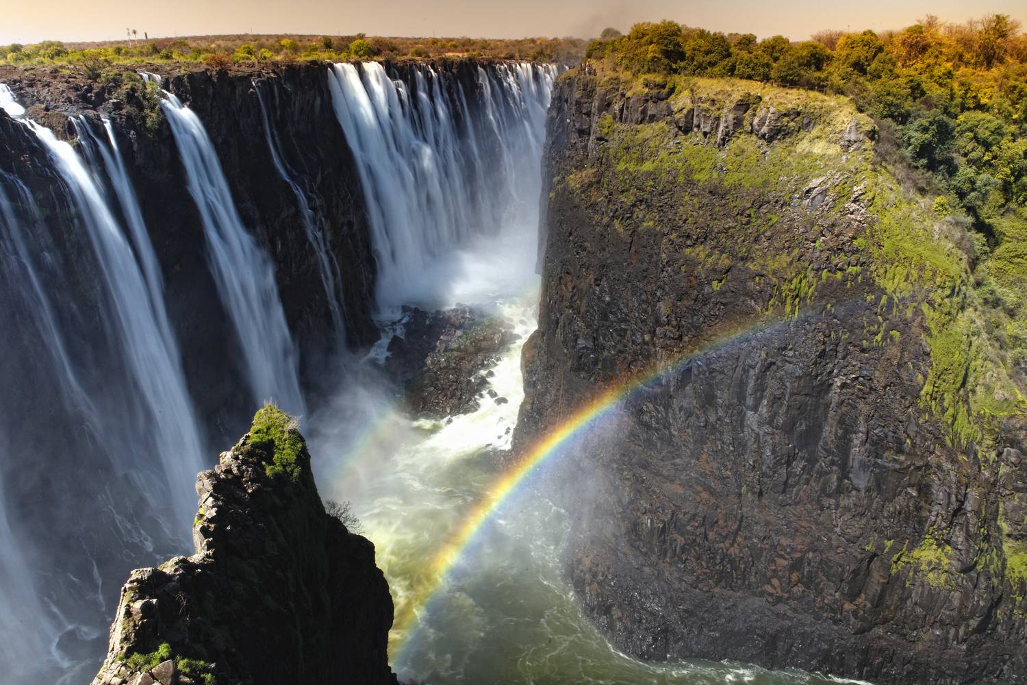 A Viktória-vízesés Zimbabwe és Zambia határán található.