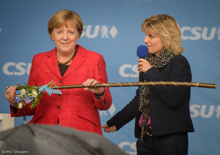 Angela Merkel német kancellár kezében egy túrabot, amelyet Daniela Ludwig CDU-s parlamenti képviselőtől kapott a CDU párt választási kampányrendezvényén a németországi Rosenheimben 2017. szeptember 12-én