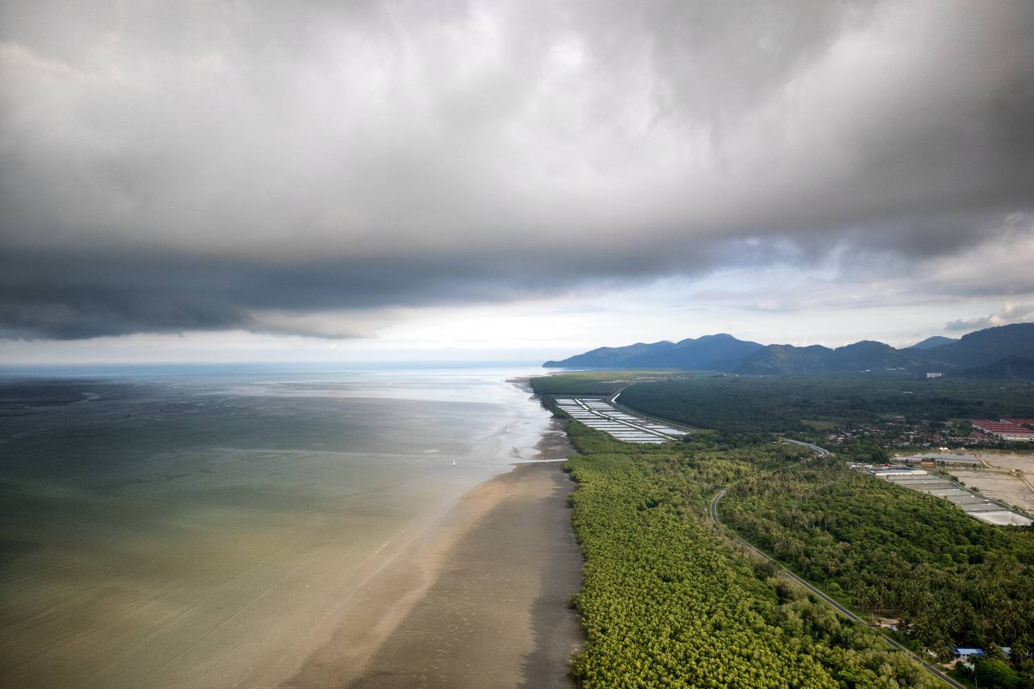 Malajziában az esős évszak október és február között van, ebben az időszakban mindennap vannak erős viharok és heves záporesők. November és január között uralkodik a monszunszezon.