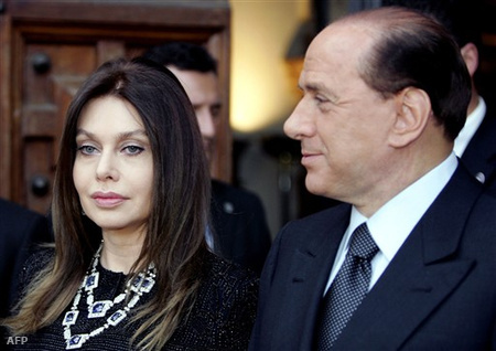 Berlusconi és felesége