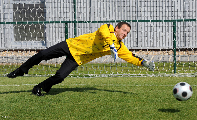 Bajnai Gordon 2009-ben, vészkapus miniszterelnöksége idején védett emlékezeteset (Dunai Antal egykori válogatott büntetőjét) öltönynadrágban és focihoz igen unortodox cipőben