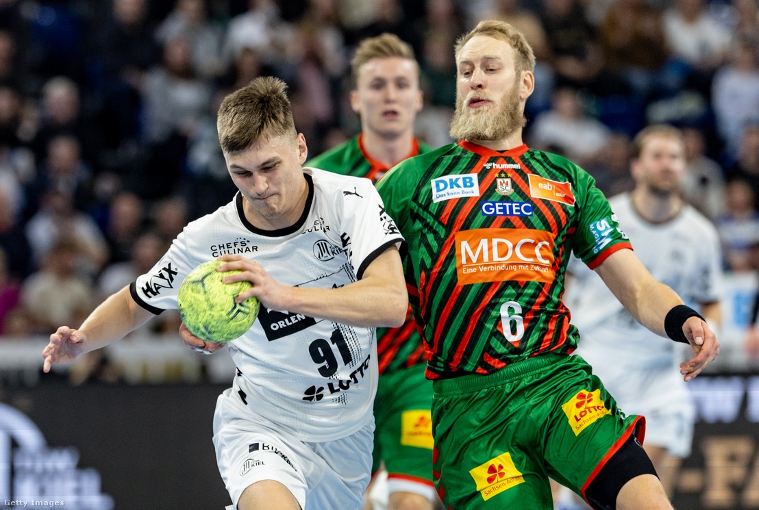 Imre Bence (b) és Matthias Musche küzd a labdáért a THW Kiel–SC Magdeburg-mérkőzésen 2024. november 13-án