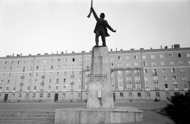 A Magyar Vörös Hadsereg harcosa 1919 című szobor talapzatának felirataitól megfosztva ma is ugyanott áll a XIII. és a IV. kerület határán lévő Szabadság parkban