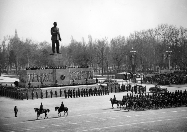 A szovjet felszabadítókra emlékező katonai parádé 1953. április 4-én a Sztálin-szobor előtti Felvonulási téren