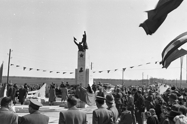 Steinmetz kapitány szobrának megkoszorúzása 1950. április 4-én Vecsésen