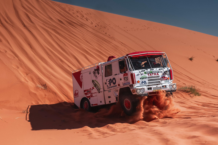 Valódi sztár, Monsieur Dakar, azaz Karel Loprais egykori Tatra 815 öse is a mezőny tagja, amivel összesen kétszer állt rajthoz a Dakaron