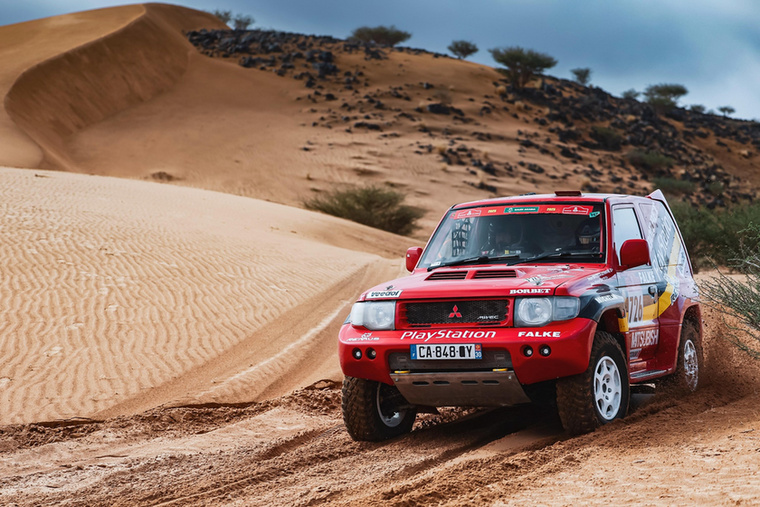 Sokat látott autó ez a Mitsubishi Pajero Evo, 1999-ben már megjárta a Granada-Dakart, ráadásul tulajdonosa és pilótája, de még navigátora is azonos