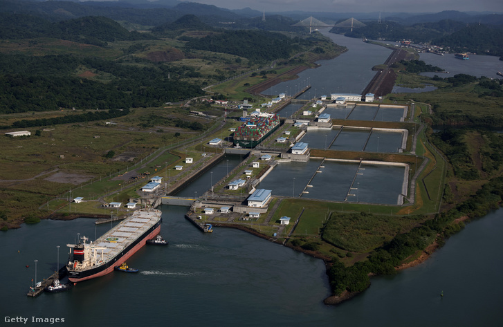 Légi felvételen egy konténerhajó áthalad a Miraflores zsilipen, miközben áthalad a Panama-csatornán 2023. szeptember 20-án