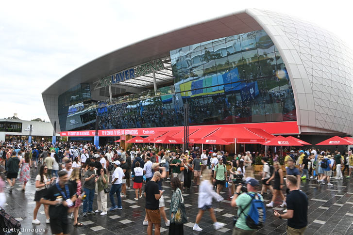 Teniszrajongók sétálnak a Rod Laver Aréna előtt az Australian Open első napján 2025. január 12-én