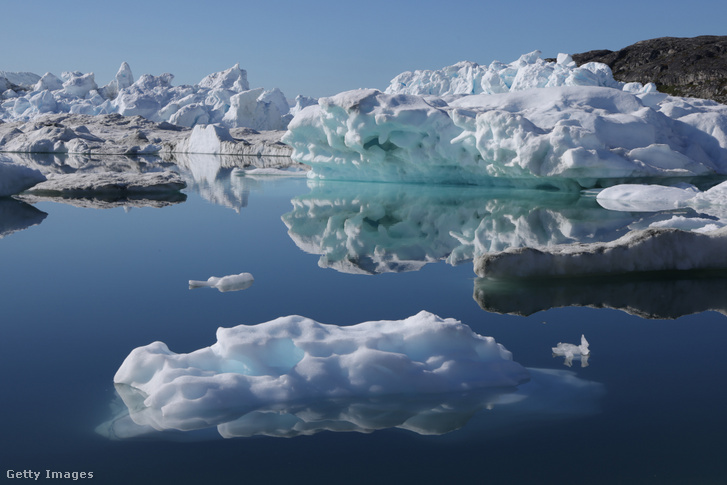 Olvadó jéghegyek 2024. július 15-én a grönlandi Ilulissat közelében