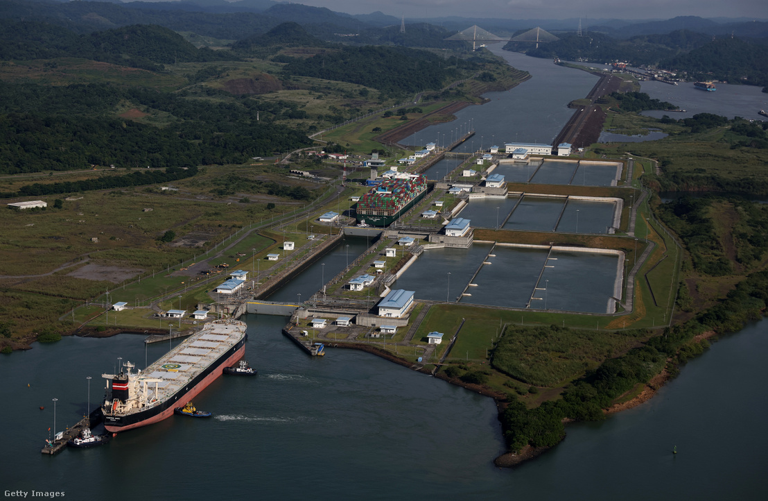 Légi felvételen egy konténerhajó áthalad a Miraflores zsilipeken a Panama-csatornán 2023. szeptember 20-án