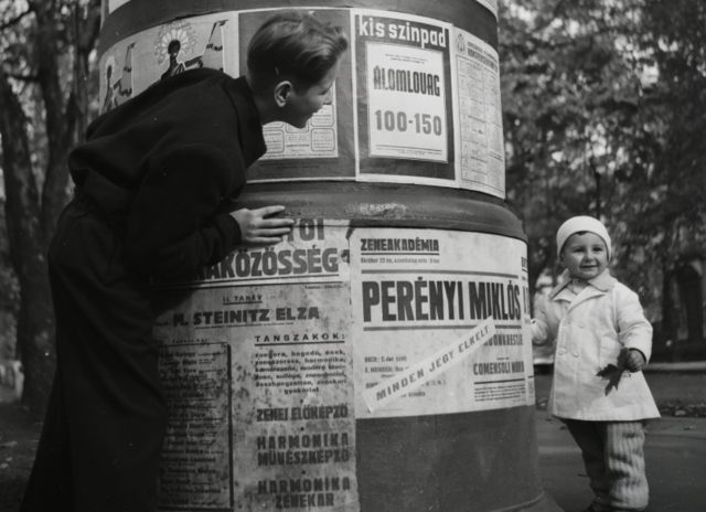 Bújócska a hirdetőtábla takarásában 1960-ban