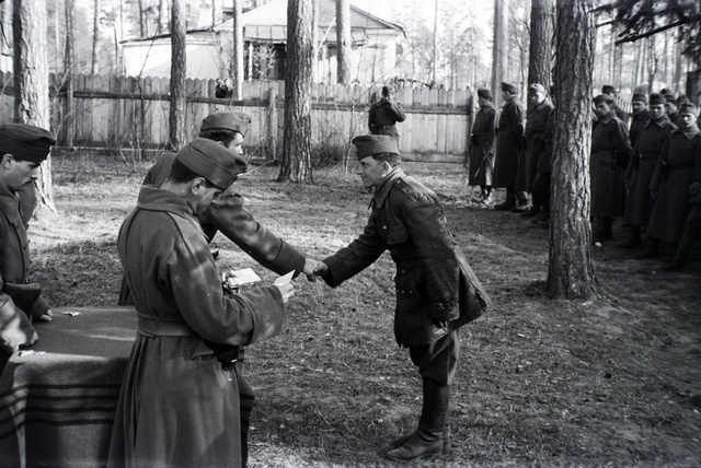 Dicséretben részesülő katona 1942-ben