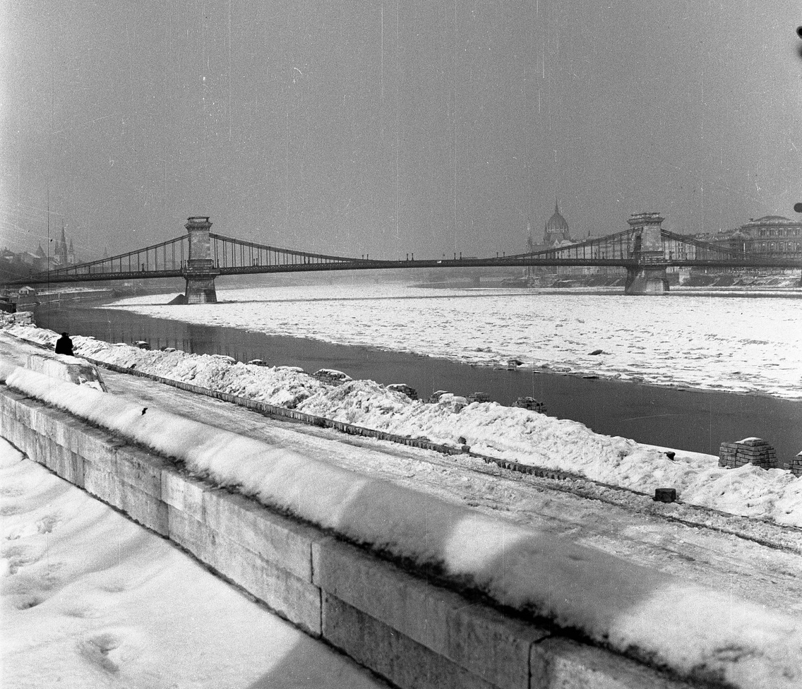 A Széchenyi lánchíd a Várkert (Gróza Péter) rakpartról nézve, 1963