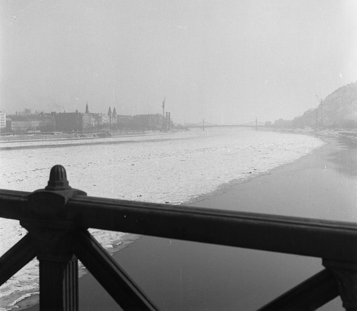 A jeges Duna a Széchenyi lánchídról nézve. Távolban az épülő Erzsébet híd és a Szabadság híd, 1963