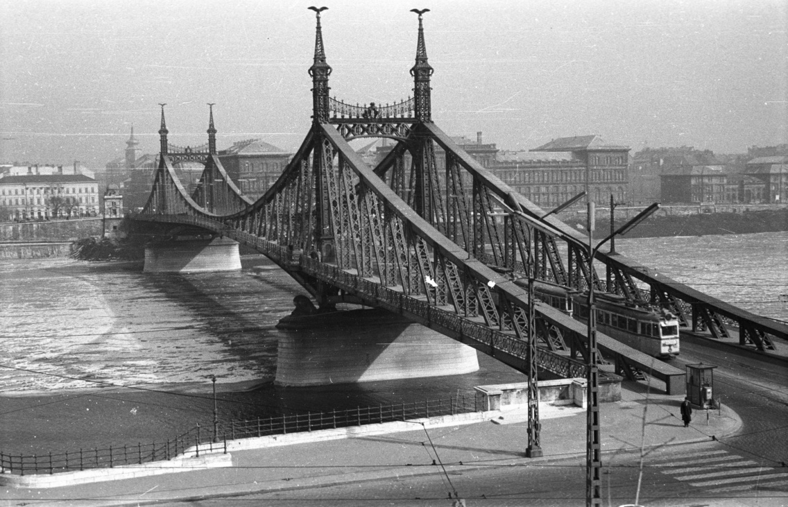 A Szabadság híd a sziklakápolnától nézve, 1963