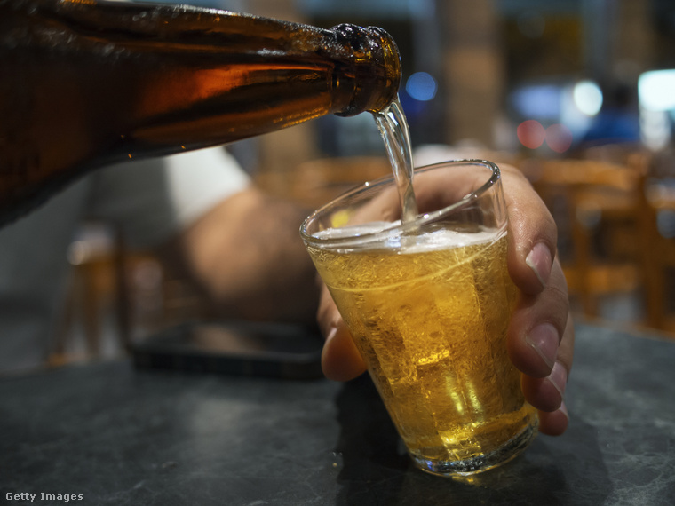 Az ünnepek alatti túlzott alkoholfogyasztás nemcsak másnaposságot, hanem hosszú távon akár komoly májkárosodást is okozhat. (Fotó: Jon Hicks / Getty Images Hungary)