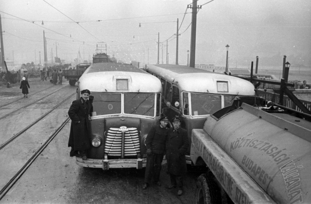 A félig új Petőfi híd hét év alatt épült meg, terhelési próbája magyar gyártmányú MÁVAG buszokkal zajlott 1952-ben