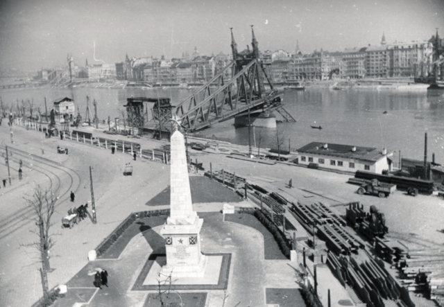 1945 márciusában a Ferenc József híd még romokban hevert, de az új szovjet hősi emlékmű már ott magasodott előtte