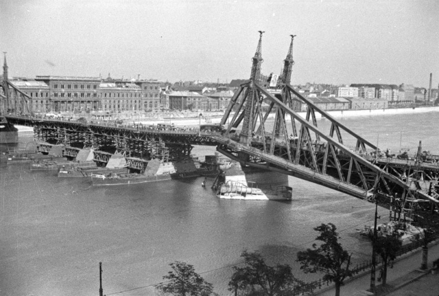 A Ferenc József híd kétoldali maradványait pontonhíddal egészítették ki