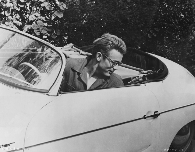 James Dean az autójával súlyos balesetet szenvedett, amiben az életét vesztette