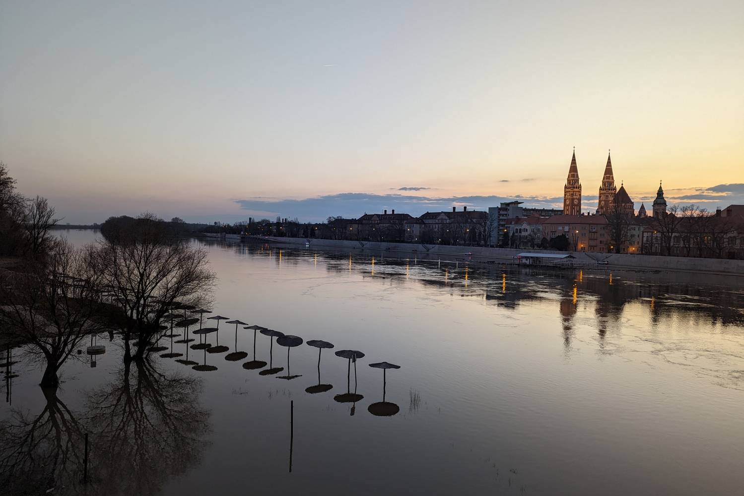 Szeged, a napfény városa a turisták szívébe is belopta magát. Nyitott terei, a Tisza-part és a belváros színes forgataga nagyon kedveltté teszi.