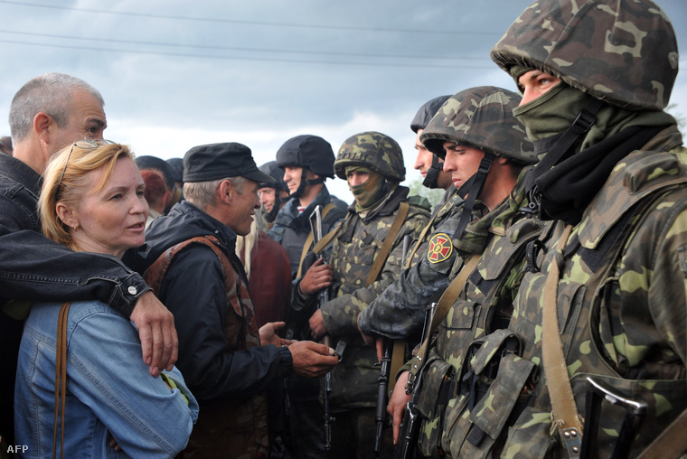 Az ukrán hadsereg katonái, és a városba vezető utakat blokád alá helyező oroszpárti tüntetők.