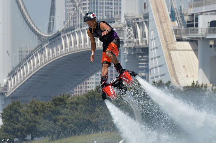 Flyboardos tart bemutatót a tokiói Odaiba Strandsportok Fesztiválján