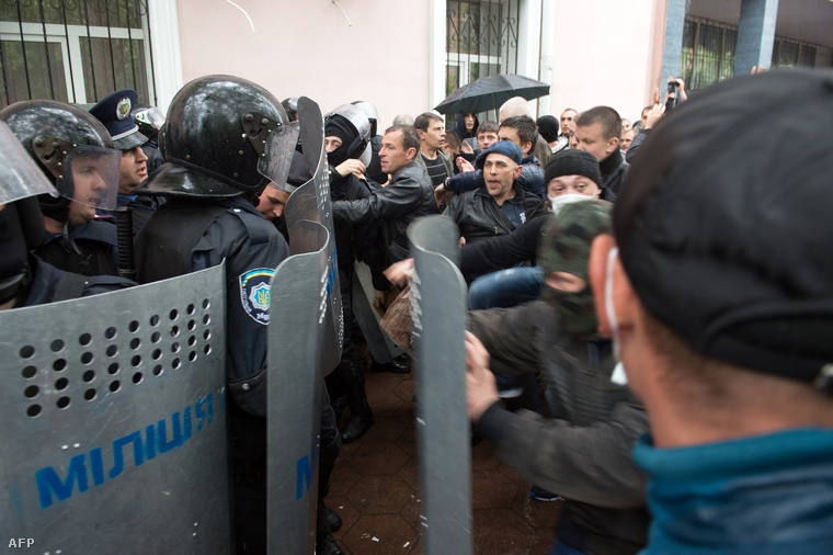 Odesszában több száz oroszbarát tüntető megrohamozta a rendőrkapitányság épületét 2014. május 4-én.