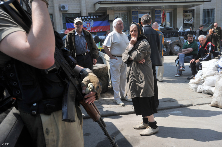 Oroszbarát katona őriz egy barikádot a városközpont felé vezető úton Kramatorszkban, 2014. május 4-én.