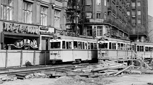 A 47–49-es villamos végállomása akkor még nem a Deák téren volt, ezért ideiglenes terelővágányokat kellett számukra építeni, hogy tovább haladhassanak a Marx tér felé