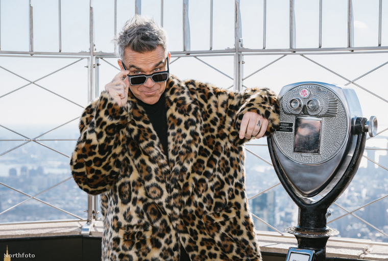 Robbie Williams egy hatalmas, leopárdmintás kabátban púposkodott a New York-i Empire State Building tetején, így ünnepelve a Better Man című életrajzi zenés filmvígjátékának megjelenését