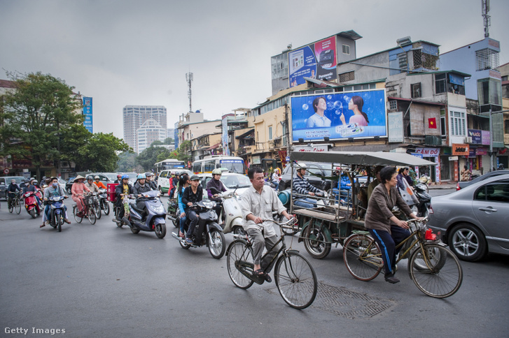 Kerékpárok, mopedek és tuktukok Hanoi forgalmas utcáin Vietnámban, Délkelet-Ázsiában