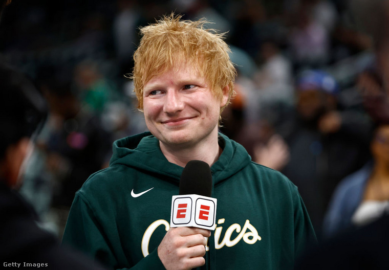 Ed Sheeran márványszobrai&nbsp;Ed Sheeran egyedi ajándékairól is híres: egyszer Elton Johnnak ajándékozott egy hatalmas, két és fél tonnás márványszobrot, amely egy péniszt formázott