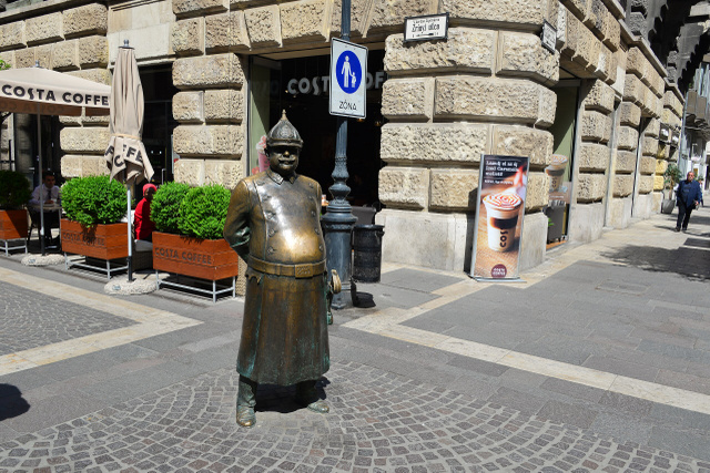 Budapestnek is van egy szerencsehozó szobra: a bazilikával szemben áll