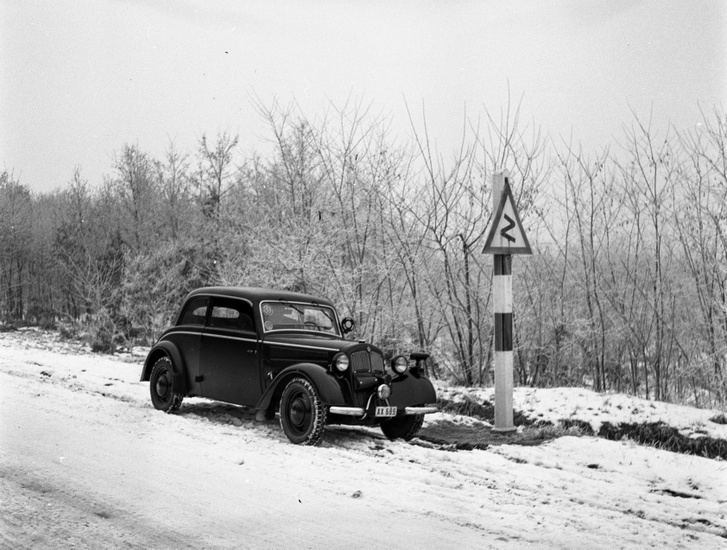 Egy DKW egy jelzőtábla mellett 1943-ban.