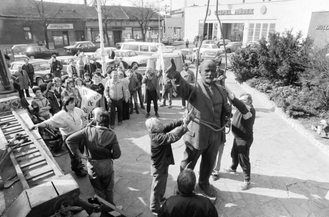 A Lenin-szobor eltávolítása a Csepel Művek főkapuja elől 1990-ben