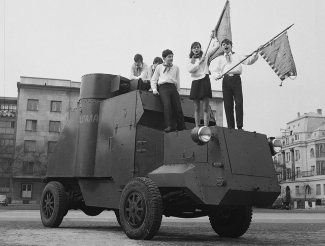 Magyar úttörők a Felvonulási téren Lenin páncélautójának másolatán