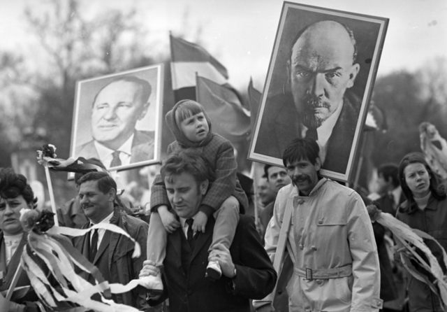 Kádár- és Lenin-képekkel felvonulók 1970. május 1-jén