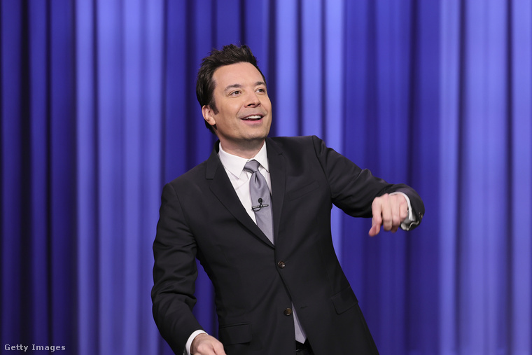 Jimmy Fallon a műsorában felvett imázsához képest sokkal lazább és visszafogottabb az életben Gabija Saveiskyte beszámolója szerint.„Véletlenül mellé és a bátyja mellé kerültem egy baseball meccsen