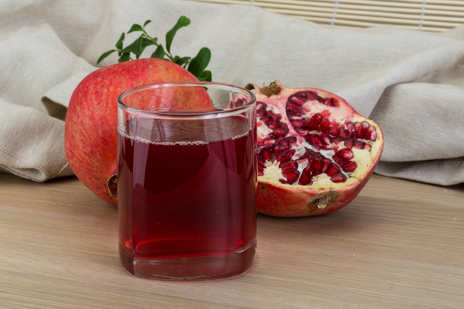 A gránátalmalé polifenolokat tartalmaz, amelyek antioxidáns hatásúak és hozzájárulhatnak a koleszterinszint csökkentéséhez. Emellett természetes gyulladáscsökkentő révén jótékonyan hat a vesék egészségére is. Egy pohár (200-250 ml) az ajánlott mennyiség belőle, néhány órával az étkezések előtt.