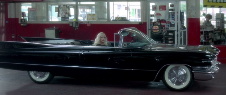 Folytassuk a hatalmas amerikai autók sorát az Útvesztőben (Lost Highway, 1997) feltűnő 1960-as Cadillac Series 62 Convertible-lel.