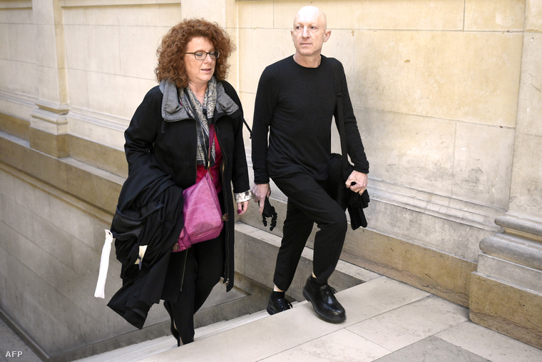 Steven Cohen (j) a párizsi bíróságon