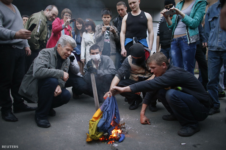Ukrán zászlót égetnek oroszpárti tüntetők Donyeckben
