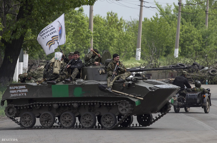 Fegyveres oroszpárti tüntetők egy tankon, Szlovjanszk mellett