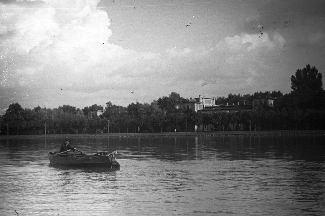 1917: A Petőfi sétány elején lévő Sió és Hullám Szálló a Balaton felől nézve