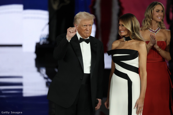 Donald Trump elnök a színpadon feleségével, Melania Trumppal a Liberty Inaugural Ballon Washingtonban 2025. január 20-án