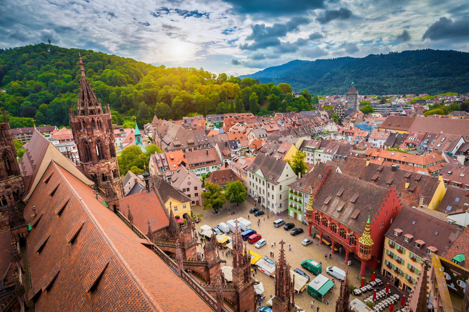 Freiburg, a Fekete-erdő közelében fekvő város célja, hogy 2035-re 100%-ban megújuló energiát használjon, 2050-re pedig szén-dioxid-semleges legyen. A német város stratégiájában a megújuló energiát, a környezetbarát közlekedést és a fenntartható várostervezést alkalmazzák.