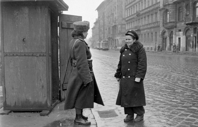 Rendőrnők a Rudas László (ma: Podmaniczky) utcában, 1953-ban