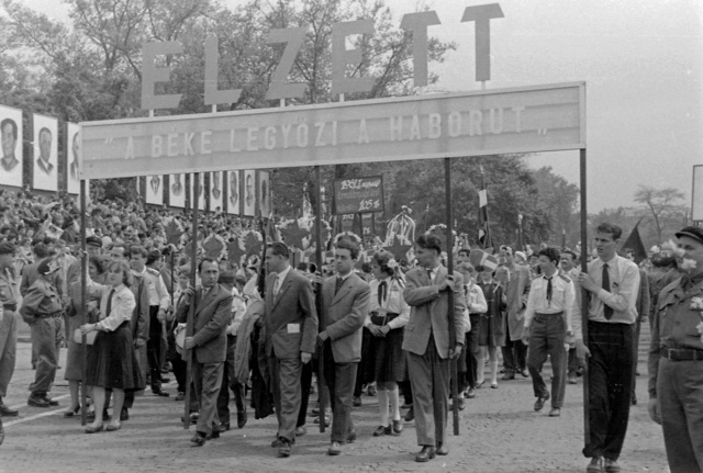 Békedemonstráció résztvevői munkásőrök sorfala között